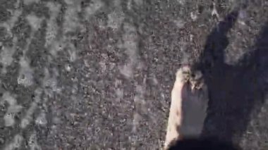 Maunganui plajında yürüyen çıplak ayaklı adam ayaklarını kapat - 4K Yatay video