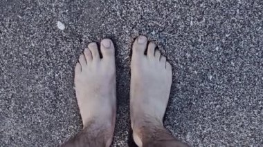 Man Foot hala Maunganui Dağı 'nda dalgakıranın üzerinde - 4K Yatay Video