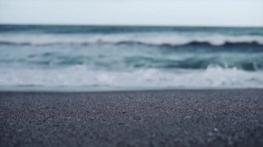 Güneş batarken kıyıya vuran mavi dalgaları kapatın. Maunganui Dağı 'nda. 4K Yatay Video.