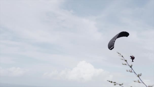 Man Paragliding Terwijl Vrouw Kijkt Hem Als Hij Doet Mount — Stockvideo