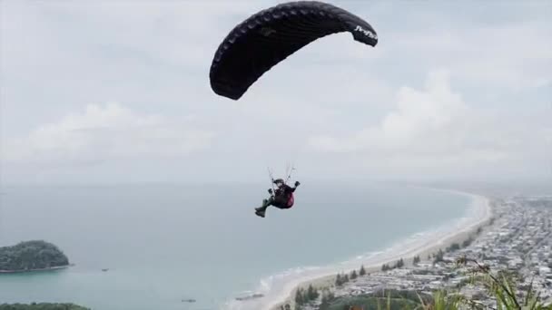 Homem Parapente Sobre Cidade Monte Maunganui Horizontal Vídeo — Vídeo de Stock