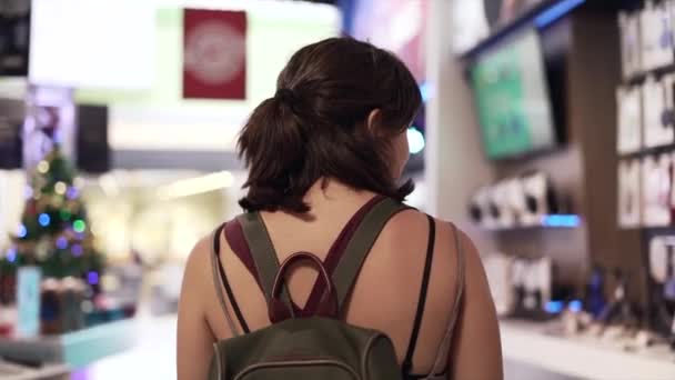 ニュージーランドのショッピングモールを歩いていた白人女性です スローモーション 4K水平ビデオ — ストック動画