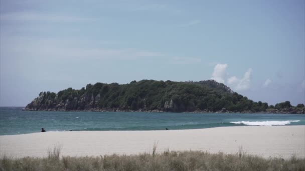 Einsamer Strand Mit Weißem Sand Und Wellen Mount Maunganui Horizontalvideo — Stockvideo