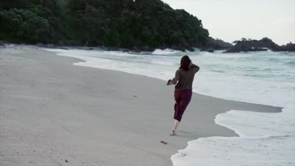Kobieta Działa Piasku Plaży Boso Górze Maunganui Poziome Wideo — Wideo stockowe