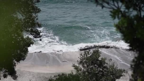 マウントマウンガンイ島の防波堤で波がクラッシュする無人ビーチ 4K水平ビデオ — ストック動画