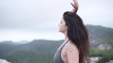 Manevi yoga seansındaki kadının manzaraya bakan arka planı - yavaş çekim - yatay video