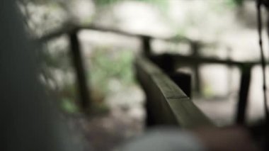 Tanınmayan bir kadın Kaiate Şelalesi 'ndeki bir ormandan aşağı iniyor. 4K yatay video.