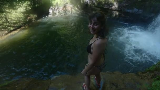 Mulher Caucasiana Olha Para Câmera Pula Água Cachoeira Nova Zelândia — Vídeo de Stock