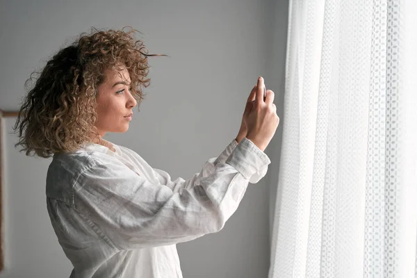 Vista Lateral Una Hembra Joven Suave Con Cabello Rizado Que —  Fotos de Stock