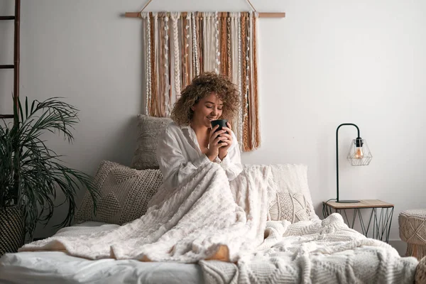 Mujer Feliz Sonriendo Con Los Ojos Cerrados Tomando Café Mientras —  Fotos de Stock