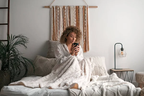 Mujer Joven Oliendo Café Fresco Con Los Ojos Cerrados Mientras —  Fotos de Stock