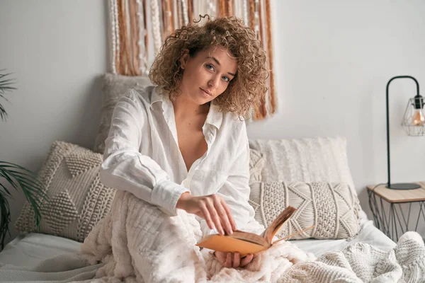 Mujer Joven Camisa Blanca Con Pelo Rizado Pasando Página Del —  Fotos de Stock