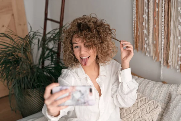 Alto Ángulo Contenido Rizado Hembra Con Lengua Hacia Fuera Mirando —  Fotos de Stock