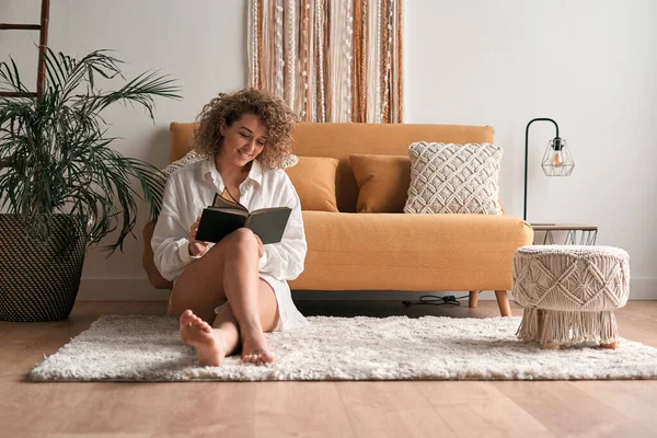 Cuerpo Completo Hembra Descalza Sentada Suelo Leyendo Libro Interesante Mientras —  Fotos de Stock