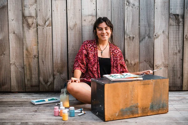 Joven Pintor Sonriendo Mirando Cámara Concepto Estilo Vida —  Fotos de Stock