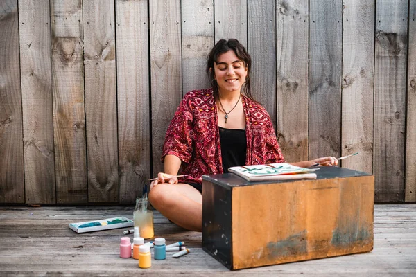 Joven Pintora Mirando Trabajo Concepto Estilo Vida —  Fotos de Stock