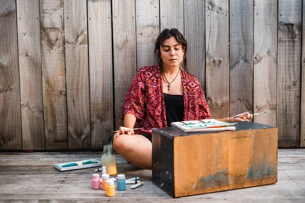 Chica Joven Mirando Trabajo Que Acaba Pintar Concepto Estilo Vida —  Fotos de Stock