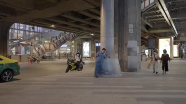 Tayland 'ın Bangkok şehrinde Gündüz Sahnesi Üstgeçit Altında Köprü. geniş - 4K Yatay video