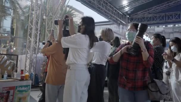 タイのバンコクのサイアム広場で開催された観光フェスティバルでのプロの写真家 スローモーション 4K水平ビデオ — ストック動画