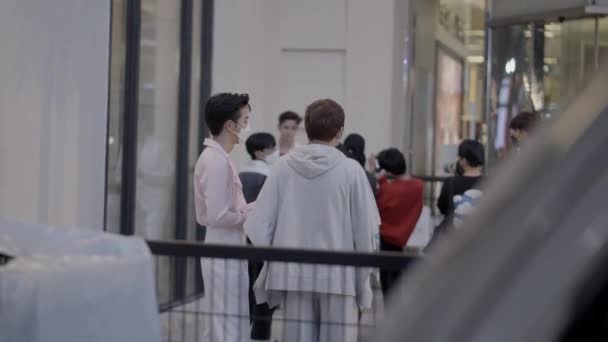 Alışveriş Merkezindeki Genç Erkek Ünlüler Hayranları Fotoğraf Çekiyor Geniş Yatay — Stok video