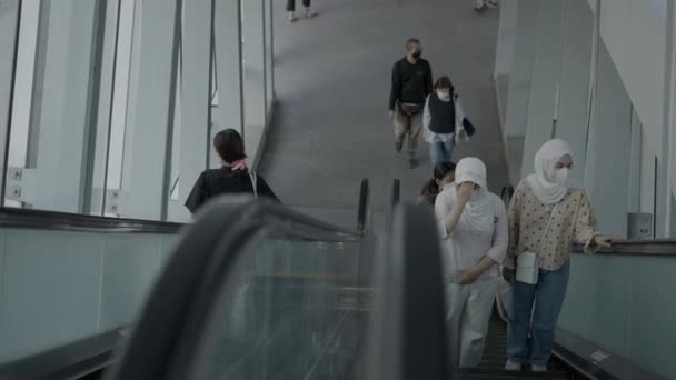 Zwei Mädchen Hidschab Kommen Die Rolltreppe Hinauf Das Video Wurde — Stockvideo