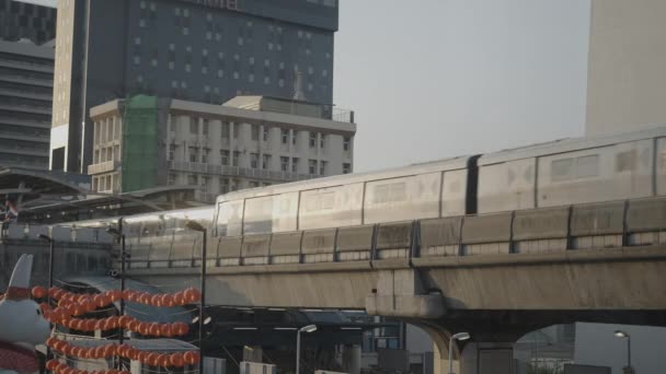Tren Şehrin Üzerindeki Köprüden Geçen Raylar Boyunca Ilerliyor Yüzey Metrosu — Stok video