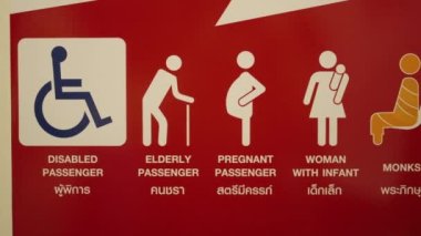 Özürlü, yaşlı, hamile, çocuklu ve Tayland 'daki toplu taşıma araçlarındaki Keşiş yolcuları için öncelikli koltuklar. - Kapat - 4K Yatay Video