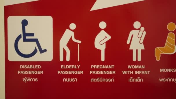 タイのバンコクでは 障害者 高齢者 妊娠中の方 幼児をお持ちの方 公共交通機関の乗用車でお越しの方が優先されます クローズアップ 4K水平ビデオ — ストック動画