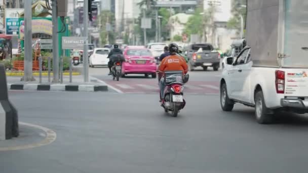 摩托车 出租车和车辆在泰国曼谷市的街道上行驶 4K水平视频 — 图库视频影像