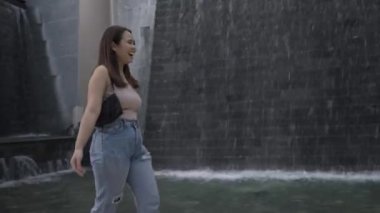 Neşeli çift coşkulu bir şekilde sarılıp gülüyor. Irklar arası çift mutluluk ve neşeyi birlikte gösteriyor - 4K Yatay video