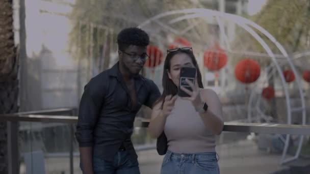 Coppie Razza Mista Scattare Selfie Insieme Facendo Facce Divertenti Ridere — Video Stock
