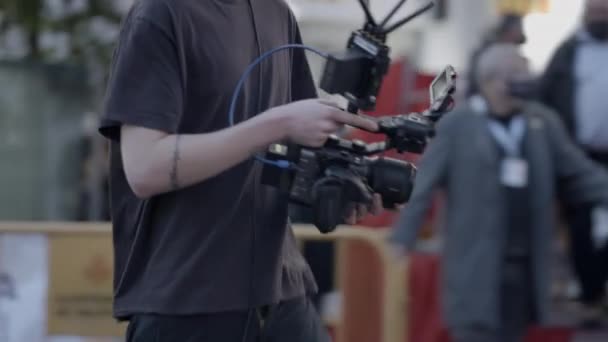 Jongeman Met Professionele Camera Die Mensen Straat Neerschiet Tijdens Viering — Stockvideo