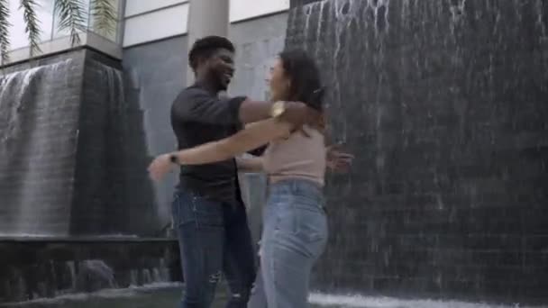 Interracial Pareja Saludo Abrazo Afectivo Después Ver Mucho Tiempo Felices — Vídeos de Stock