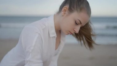 Masözlerin ve müşterilerin vücut masajının ön görüntüsü. Arka planda okyanus. - 4K Yatay Görüntü