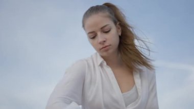 Beyaz Kafkas masözü dışarıda çalışıyor, silah kaçakçılığı. Gün doğumunda çekilmiş. - 4K Yatay Görüntü