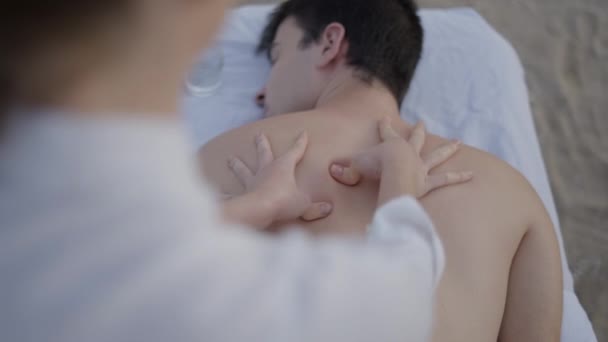 Sur Vue Épaule Masseuse Donnant Massage Jeune Garçon Plage Vidéo — Video