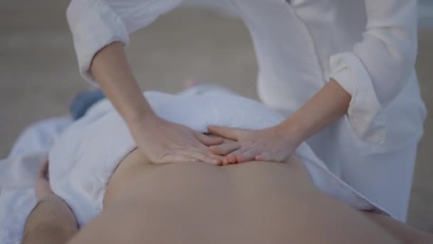 Hænder Ukendt Massør Revitaliserende Massage Stranden Vandret Video – Stock-video