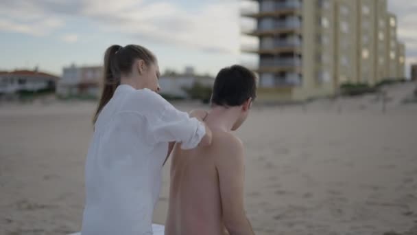 Junge Professionelle Masseurin Löst Verspannungen Von Schultern Und Nacken Ihrer — Stockvideo