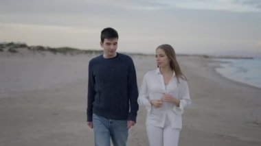 Arkadaşlar sohbet eder ve kış sabahı İspanya, Valencia 'da yürüyüşe çıkarlar. Güneş doğarken çekilmiş - 4K Yatay video