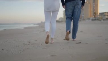 Sahilde çıplak ayakla yürüyen tanınmayan bir çift ayak görüntüsü - 4K Yatay video