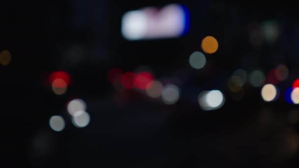 夜の街わずかな動きでボケ交通信号 非公開 4K水平ビデオ — ストック動画