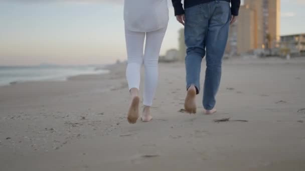 Vista Trasera Irreconocible Par Pies Caminando Descalzos Sobre Arena Playa — Vídeo de stock