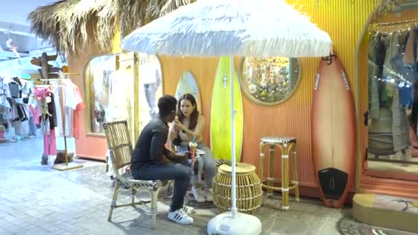 Весела Пара Сидить Навпроти Гавайської Тематичної Крамниці Має Морозиво Разом — стокове відео