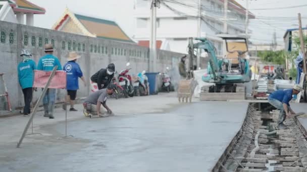 Pracownicy Fizyczni Przy Budowie Dróg Kanalizacji Bangkoku Tajlandia Szerokie Poziome — Wideo stockowe