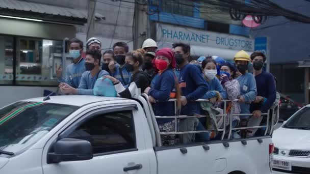 Camioneta Completamente Cargada Con Trabajadores Tailandeses Metidos Tráfico Calle Bangkok — Vídeo de stock
