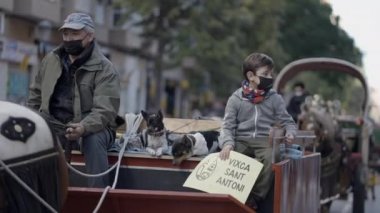 İspanya, Valencia 'da Aziz Anthony Başrahibi Festivali sırasında Adam ve Çocuk At Arabası Biniciliği. Seçici Odak - 4K Yatay Görüntü