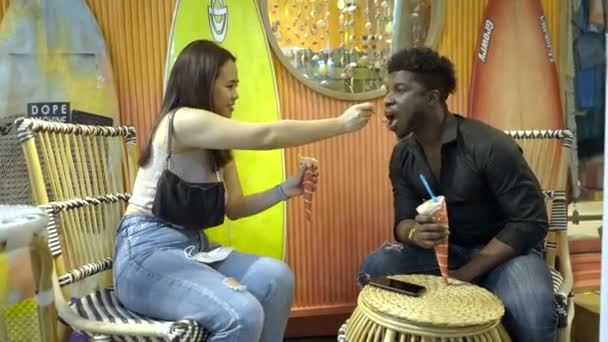 Fröhliches Paar Isst Eis Einkaufszentrum Mädchen Füttert Jungen Mit Einem — Stockvideo