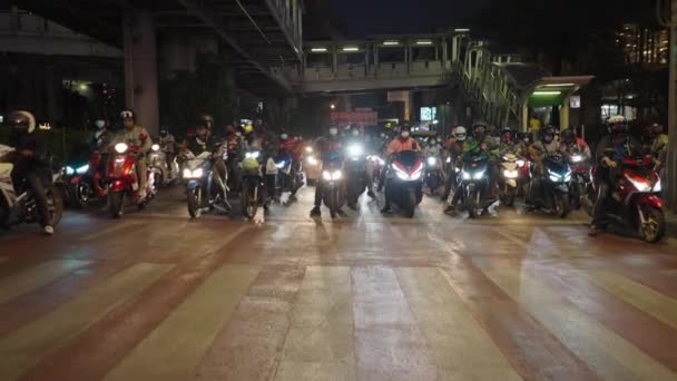 Berat Lalu Lintas Sepeda Motor Streets Bangkok Pada Malam Hari — Stok Video