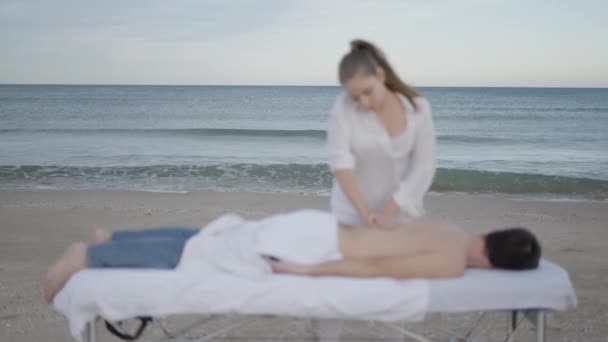 Ofokuserad Förgrund Kvinna Som Utför Massage Stranden Med Havsutsikt Horisontell — Stockvideo
