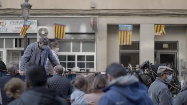 在西班牙瓦伦西亚举行的圣安东尼节年度庆典上拥挤人群的场景 4K水平视频 — 图库视频影像